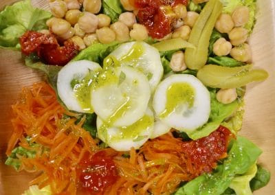 Crudités et pois chiches dans salade à composer