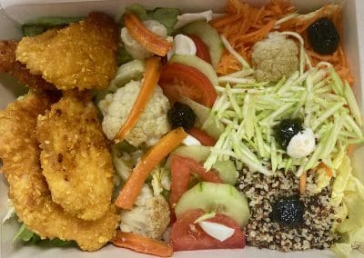 Assiette Equilibrée avec tenders de poulet et crudités